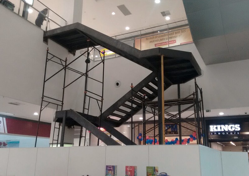 Escada de Ferro de serralheria feita para o Shopping de Carapicuiba